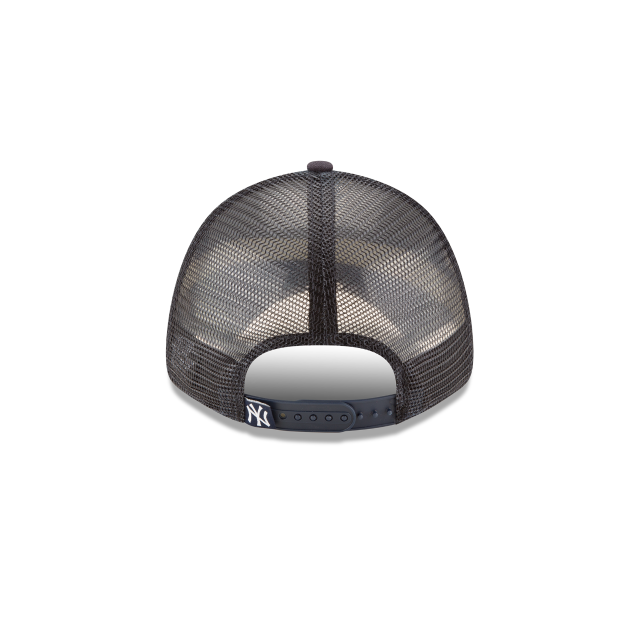 MEN'S NEW ERA MLB 9FORTY NEW YORK YANKEES GREY & WHITE MESH TRUCKER SNAPBACK CAP