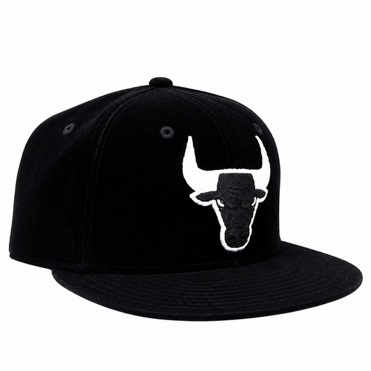 NEW ERA 59FIFTY CHICAGO BULLS BLACK/WHITE LOGO VELVET FITTED HAT