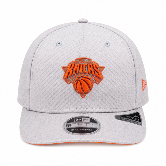 NEW ERA MEN'S 9FIFTY STRETCH-SNAP NBA NEW YORK KNICKS GREY NETTED SNAPBACK HAT