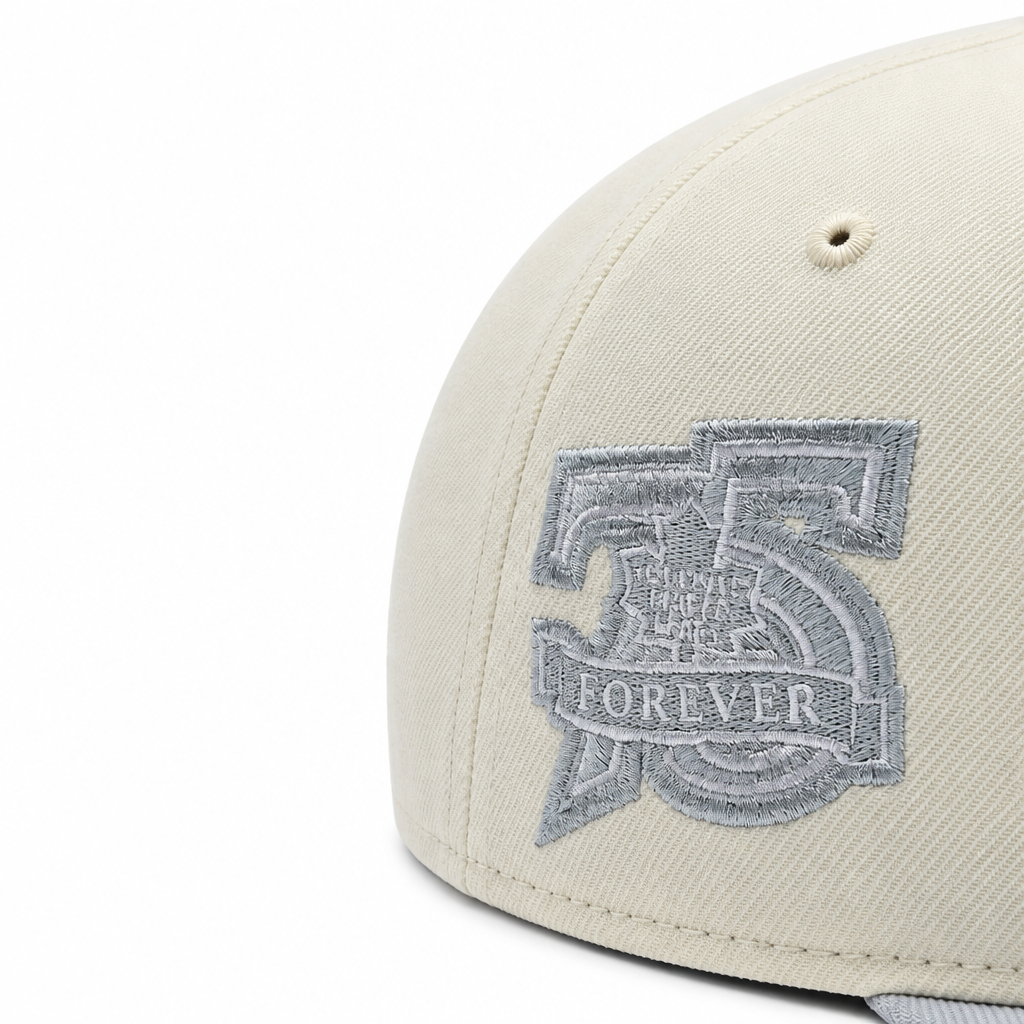 NEW ERA 9FIFTY NHL TORONTO MAPLE LEAFS CHROME SNOW GREY 75 FOREVER SNAPBACK HAT