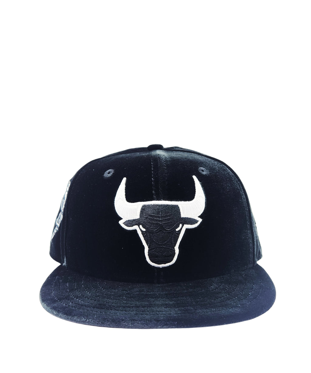 NEW ERA 9FIFTY NEW ERA CHICAGO BULLS 6X CHAMPS BLACK VELVET SNAPBACK HAT