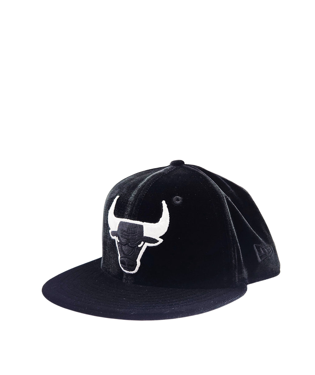 NEW ERA 59FIFTY CHICAGO BULLS BLACK/WHITE LOGO VELVET FITTED HAT