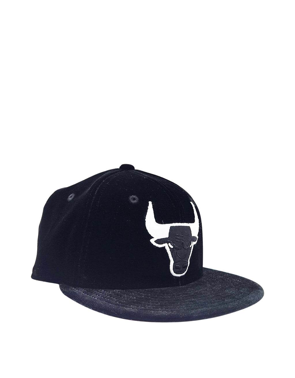 NEW ERA 59FIFTY CHICAGO BULLS BLACK/WHITE LOGO VELVET FITTED HAT