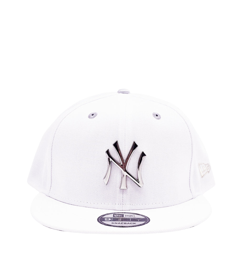 NEW ERA 9FIFTY NEW YORK YANKEES WHITE SILVER METAL BADGE SNAPBACK HAT