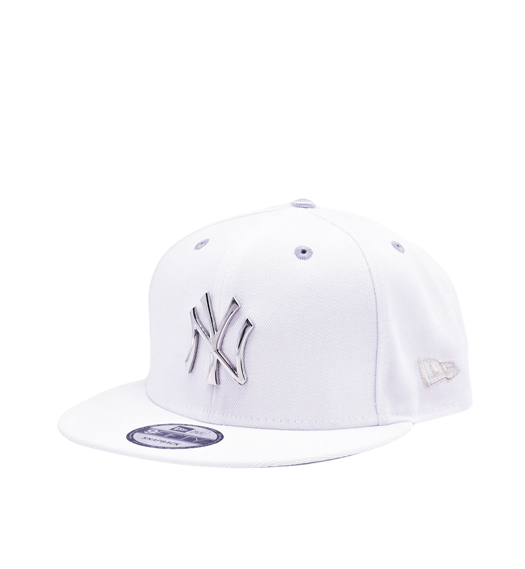 NEW ERA 9FIFTY NEW YORK YANKEES WHITE SILVER METAL BADGE SNAPBACK HAT