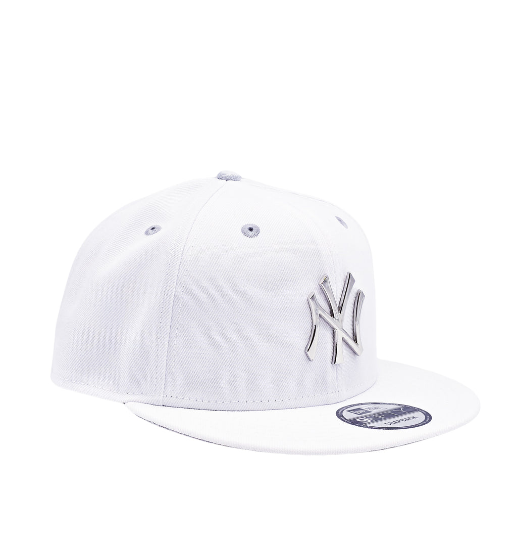 NEW ERA 9FIFTY NEW YORK YANKEES WHITE SILVER METAL BADGE SNAPBACK HAT