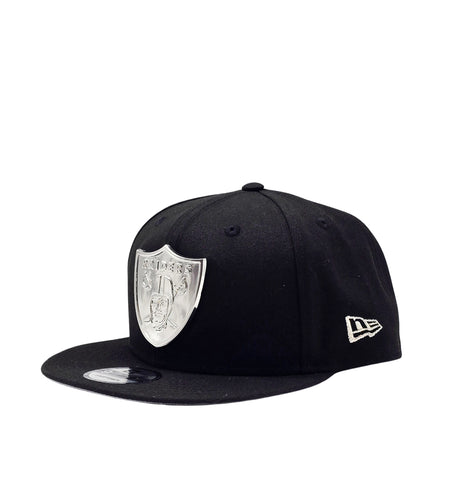 NEW ERA 9FIFTY RAIDERS BLACK SILVER METAL BADGE SNAPBACK HAT