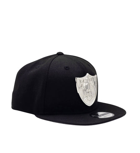 NEW ERA 9FIFTY RAIDERS BLACK SILVER METAL BADGE SNAPBACK HAT