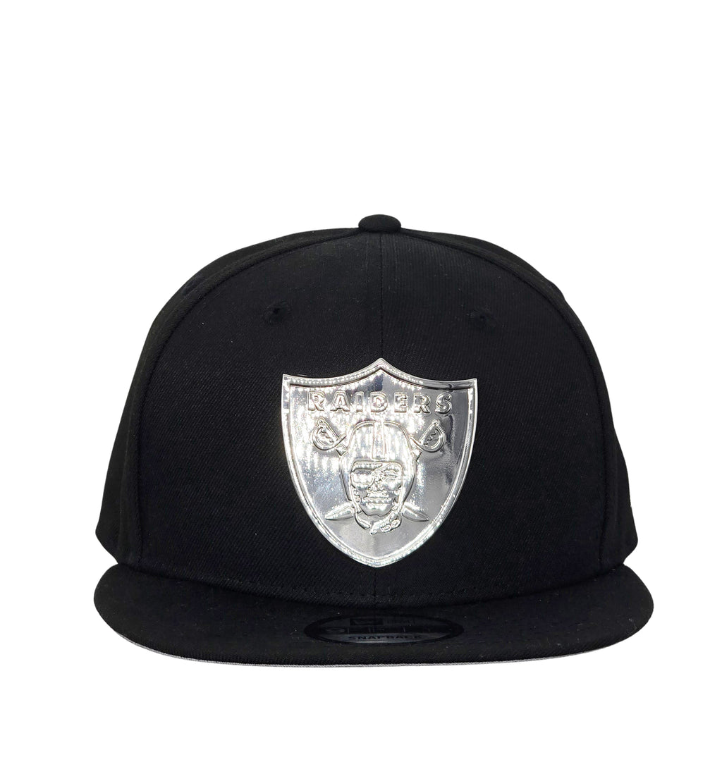 NEW ERA 9FIFTY RAIDERS BLACK SILVER METAL BADGE SNAPBACK HAT