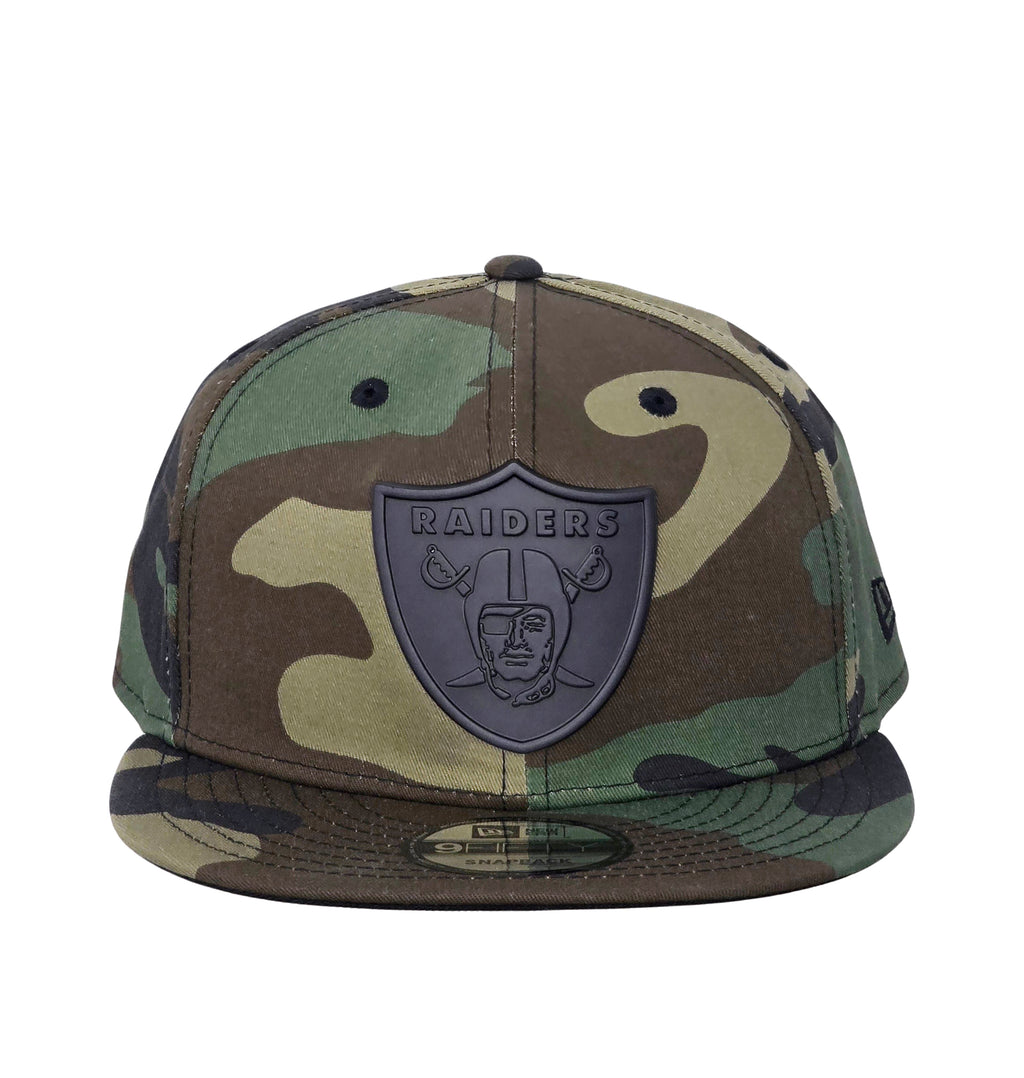 NEW ERA 9FIFTY RAIDERS WOODLAND GREEN CAMO METAL BADGE SNAPBACK HAT