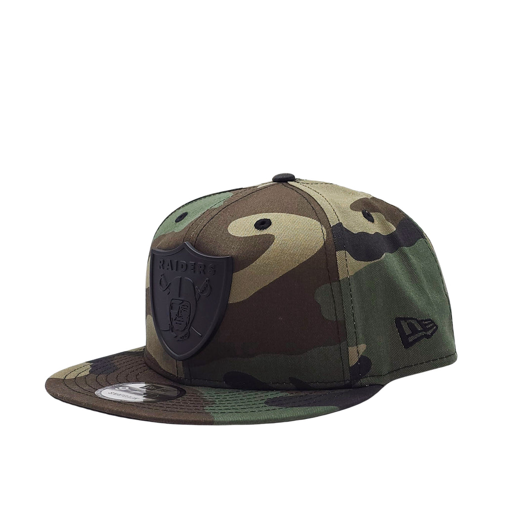 NEW ERA 9FIFTY RAIDERS WOODLAND GREEN CAMO METAL BADGE SNAPBACK HAT