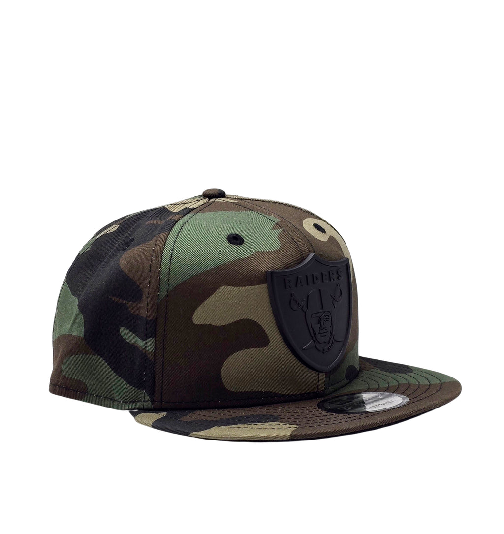 NEW ERA 9FIFTY RAIDERS WOODLAND GREEN CAMO METAL BADGE SNAPBACK HAT