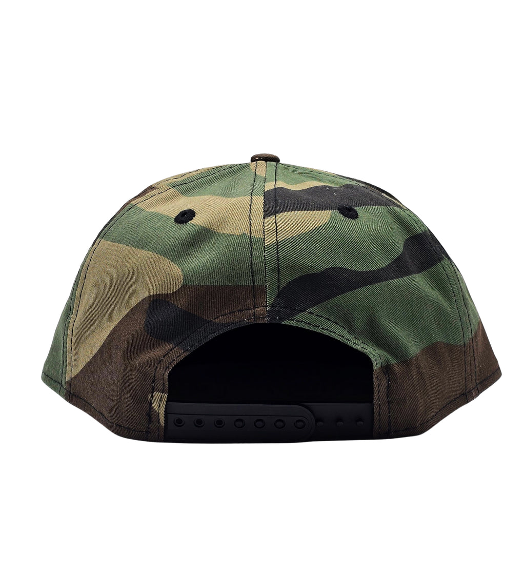 NEW ERA 9FIFTY RAIDERS WOODLAND GREEN CAMO METAL BADGE SNAPBACK HAT