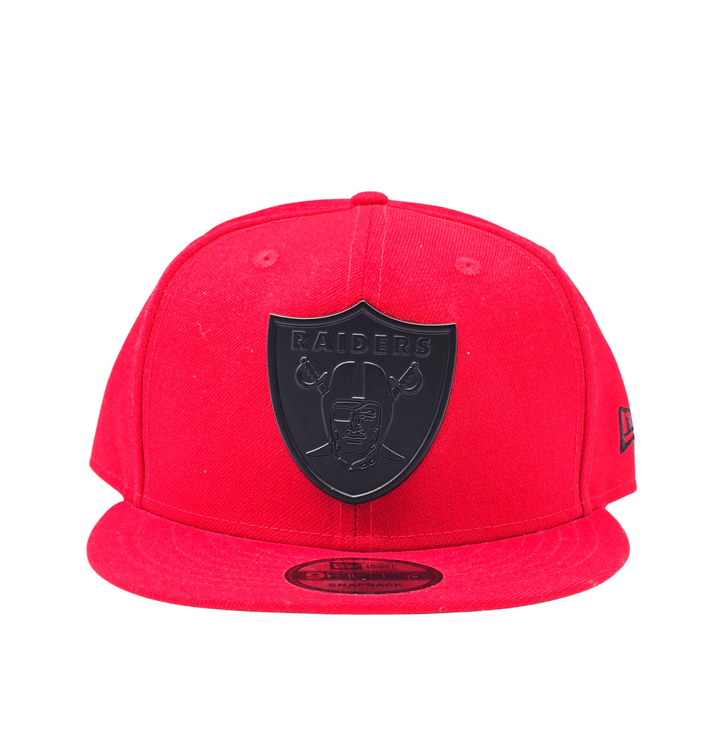 NEW ERA 9FIFTY RAIDERS RED BLACK METAL BADGE SNAPBACK HAT