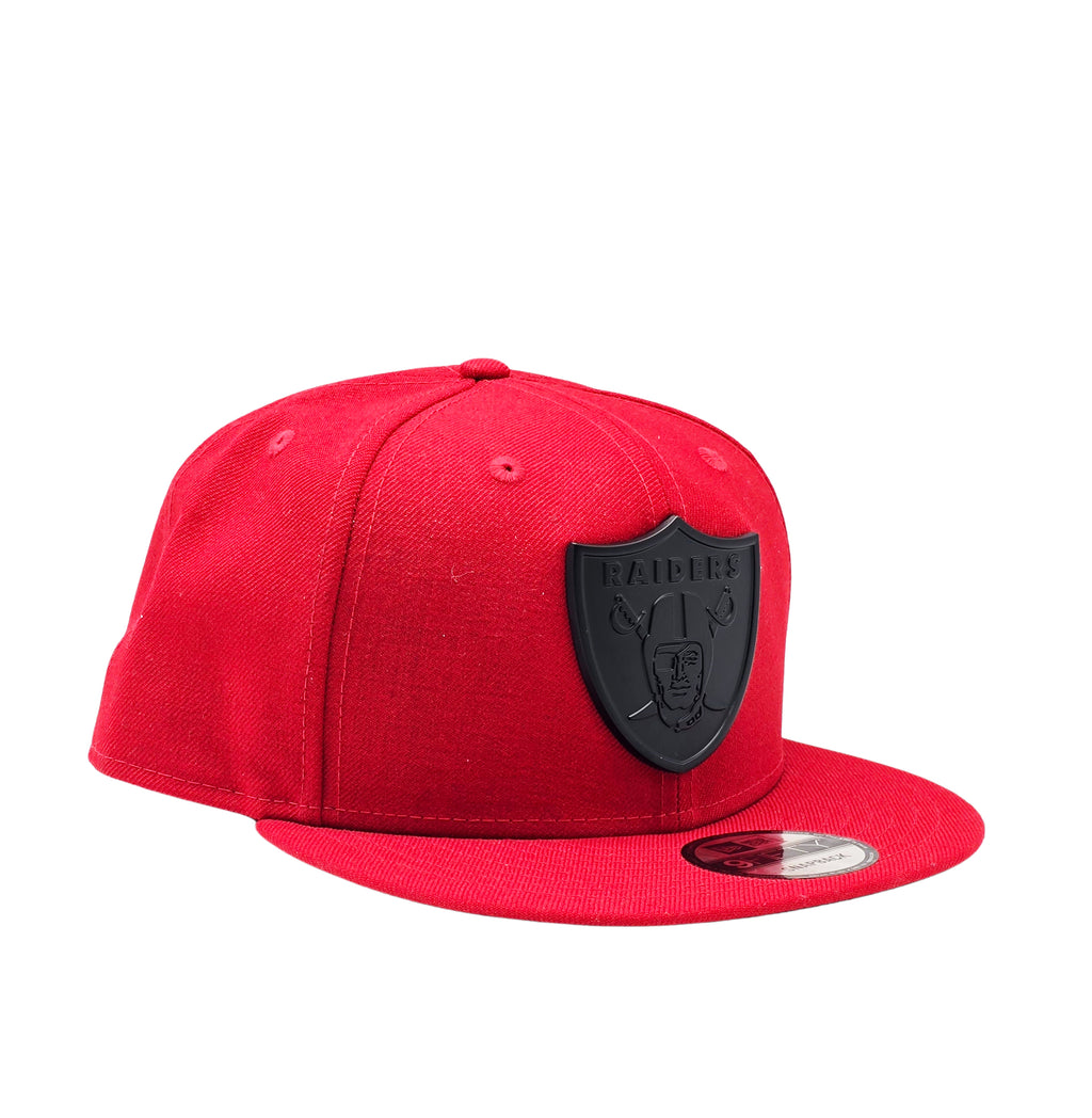 NEW ERA 9FIFTY RAIDERS RED BLACK METAL BADGE SNAPBACK HAT