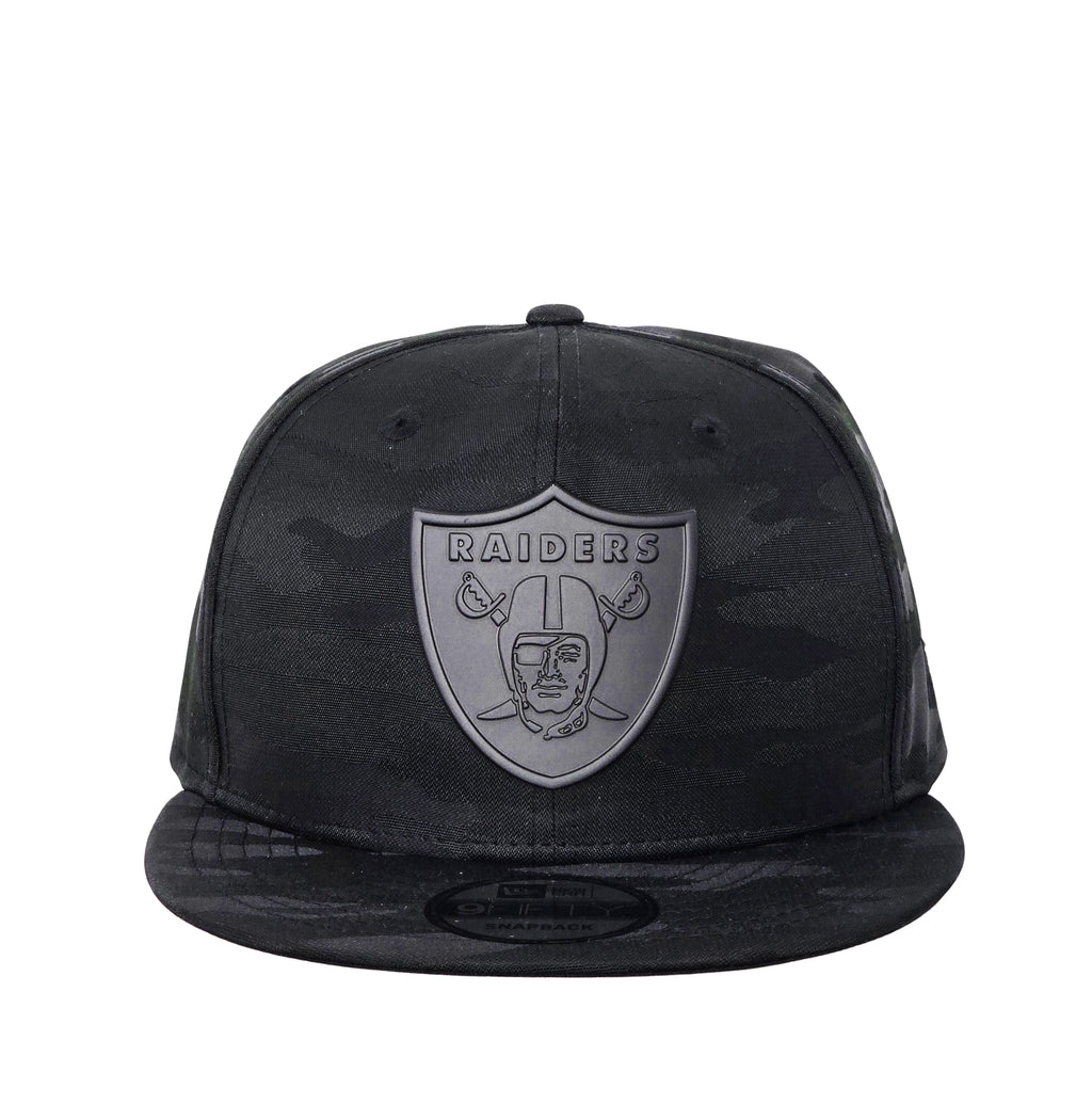 NEW ERA 9FIFTY RAIDERS BLACK CAMO METAL BADGE SNAPBACK HAT