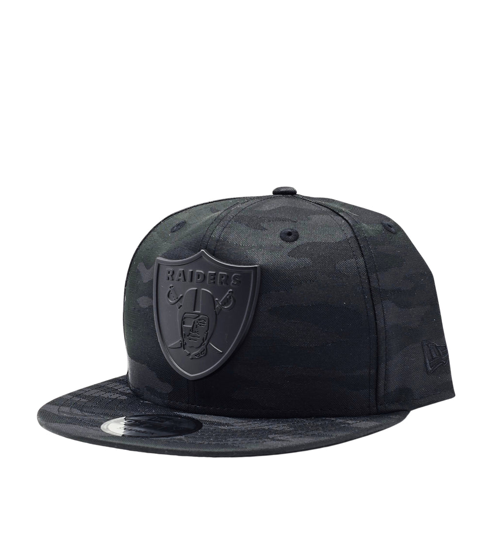 NEW ERA 9FIFTY RAIDERS BLACK CAMO METAL BADGE SNAPBACK HAT