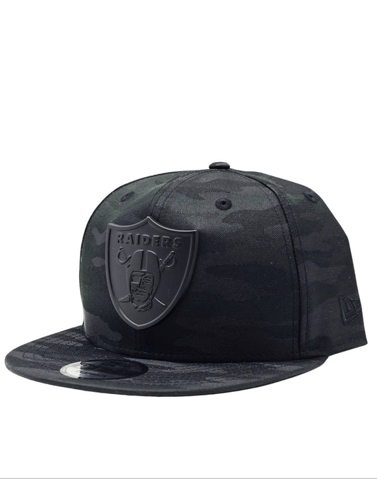 NEW ERA 9FIFTY RAIDERS BLACK CAMO METAL BADGE SNAPBACK HAT