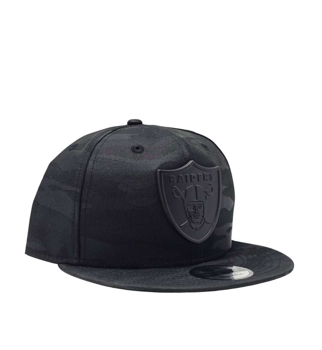 NEW ERA 9FIFTY RAIDERS BLACK CAMO METAL BADGE SNAPBACK HAT