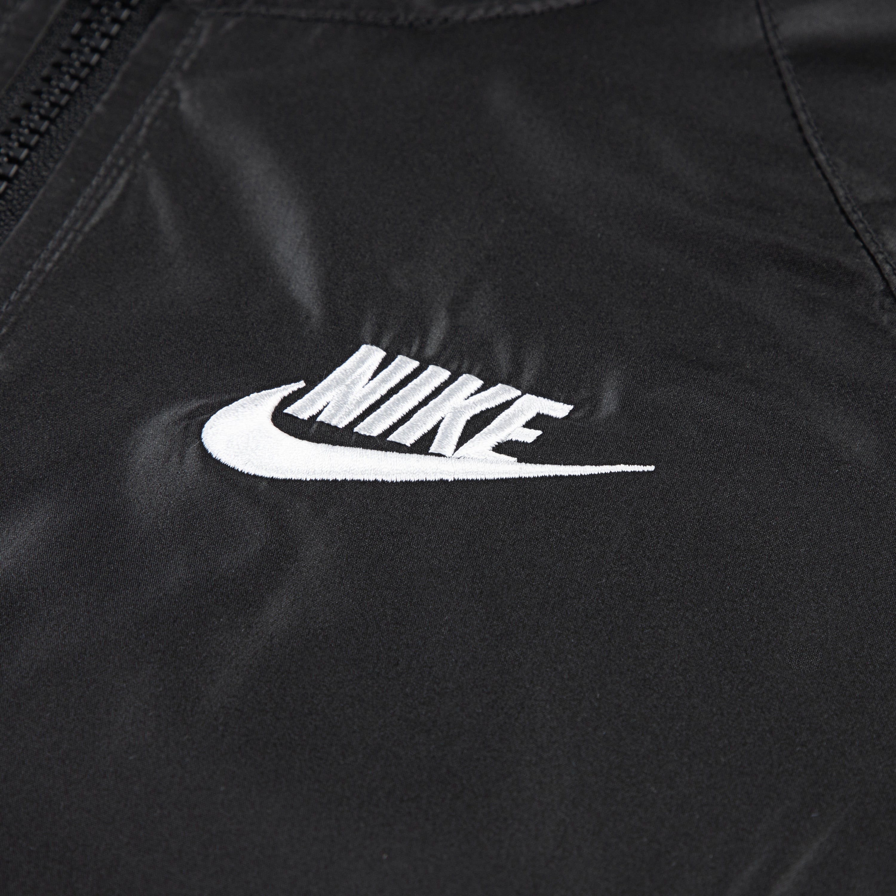 NIKE KIDS CHEVRON WIND RUNNER BLACK JACKET (SIZE 4-7 YEARS)
