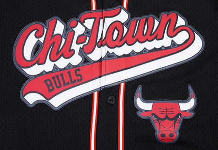 PRO STANDARD NBA CHICAGO BULLS SCRIPT TAIL MEN'S WARM UP BLACK/RED SHORT SLEEVE JACKET