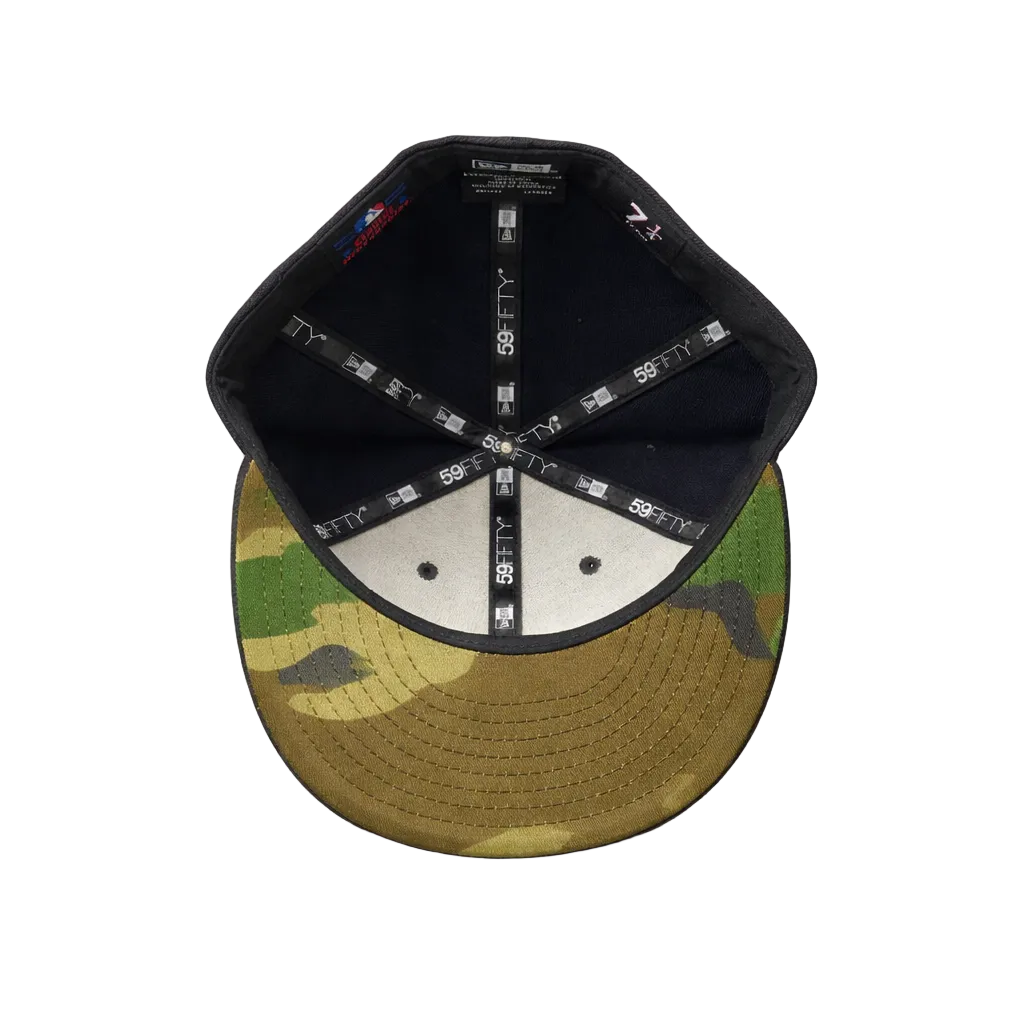 59FIFTY NEW ERA MEN'S MLB NEW YORK YANKEES WHITE ON NAVY WITH CAMO BOTTOM FITTED HAT