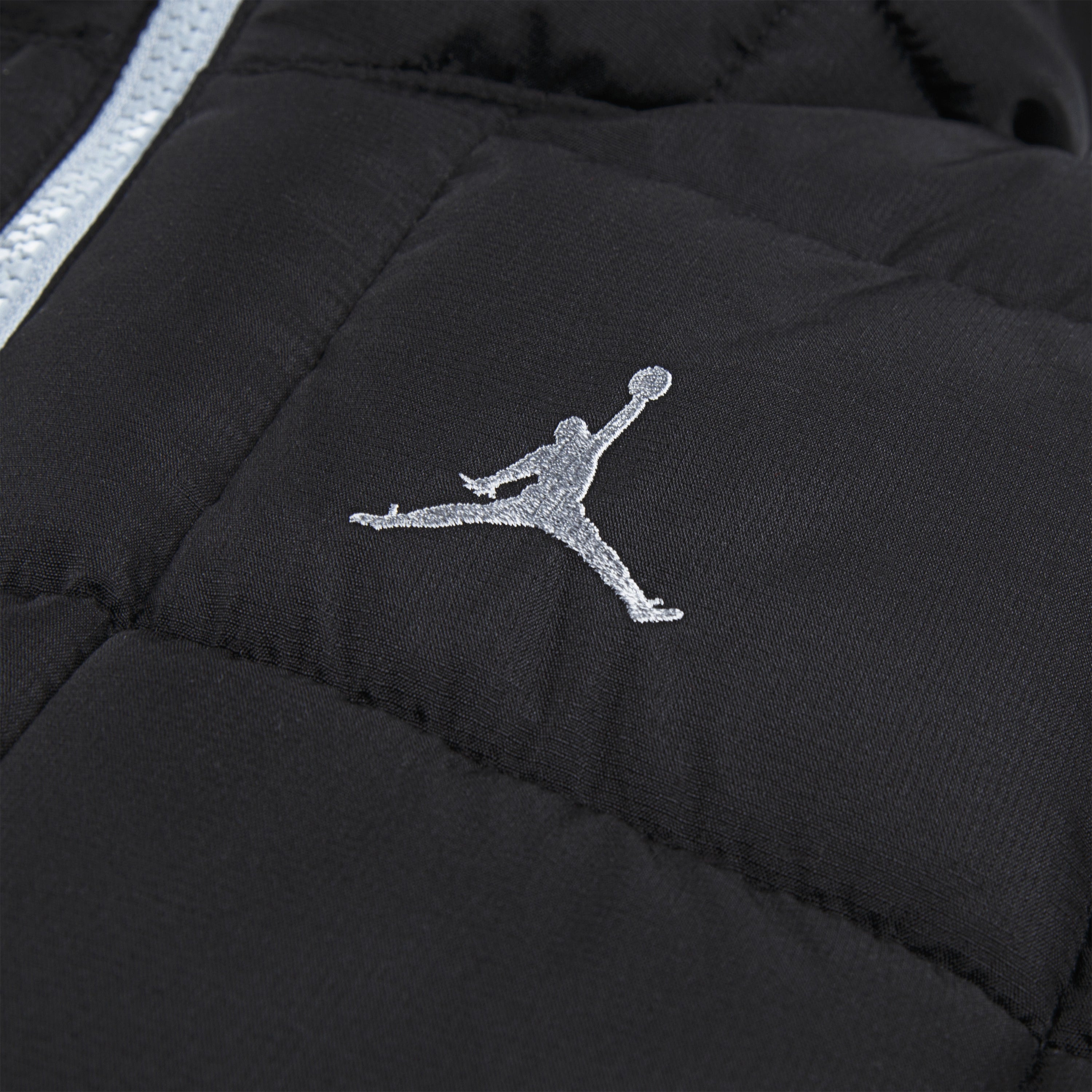 JORDAN ESSENTIAL BOYS MIDWEIGHT BLACK PUFFER JACKET (SIZE 4-7 YEARS)