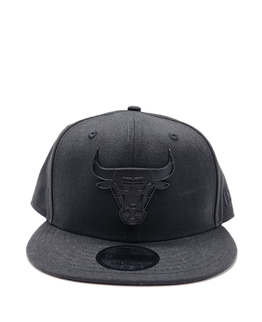 MEN'S 950 CHICAGO BULLS BLACK METAL BADGE SNAPBACK HAT