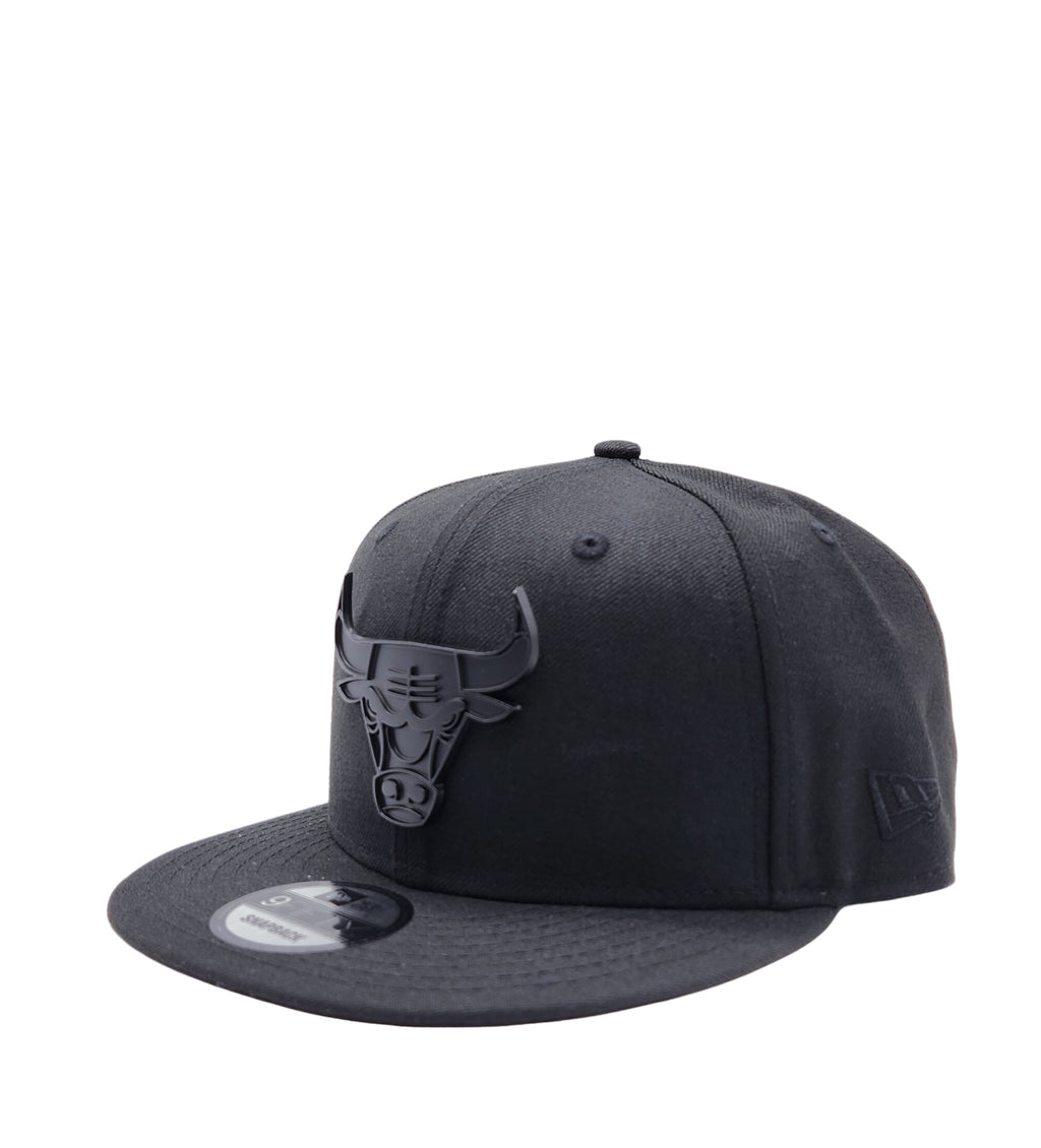 MEN'S 950 CHICAGO BULLS BLACK METAL BADGE SNAPBACK HAT