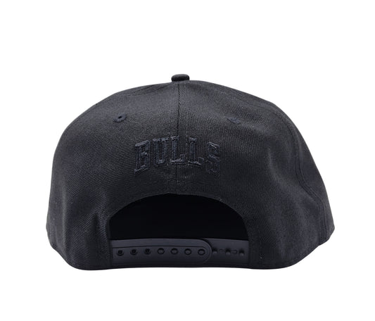 MEN'S 950 CHICAGO BULLS BLACK METAL BADGE SNAPBACK HAT