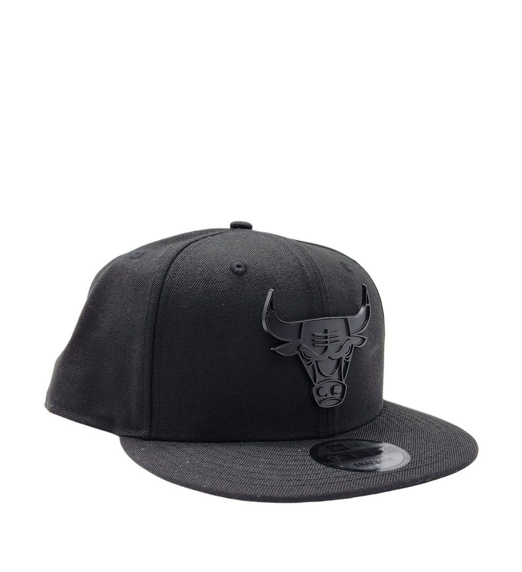 MEN'S 950 CHICAGO BULLS BLACK METAL BADGE SNAPBACK HAT