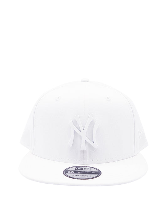 NEW ERA 9FIFTY NEW YORK YANKEES WHITE METAL BADGE SNAPBACK HAT