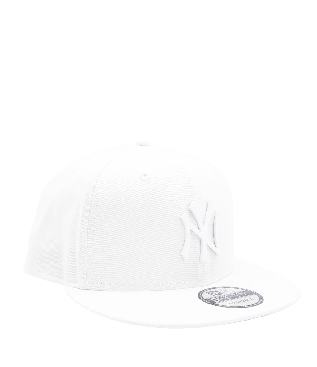 NEW ERA 9FIFTY NEW YORK YANKEES WHITE METAL BADGE SNAPBACK HAT