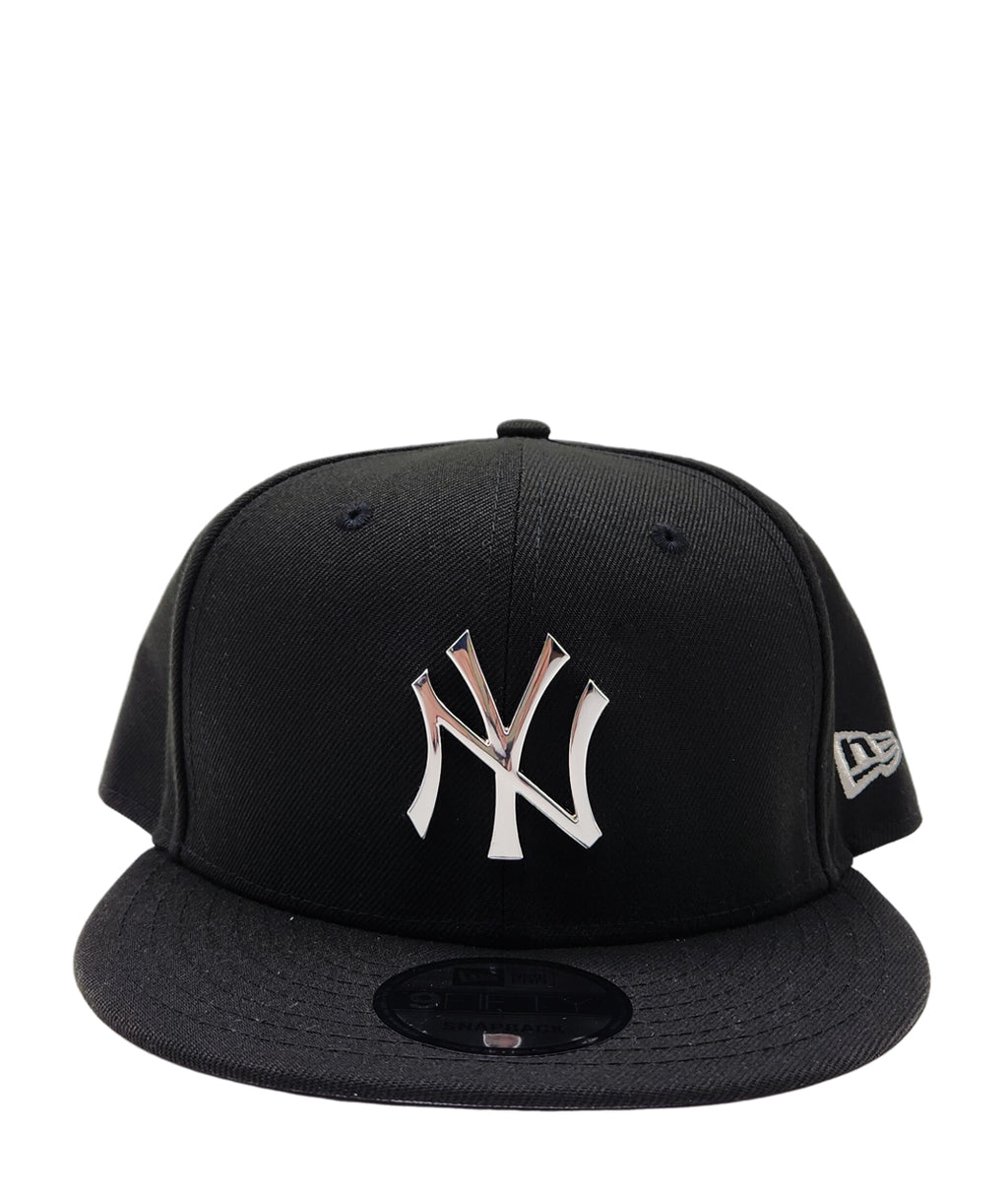 NEW ERA 9FIFTY NEW YORK YANKEES BLACK SILVER METAL BADGE SNAPBACK HAT