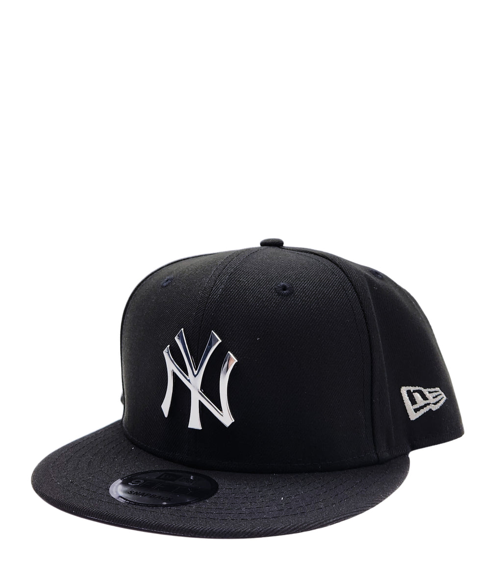 NEW ERA 9FIFTY NEW YORK YANKEES BLACK SILVER METAL BADGE SNAPBACK HAT