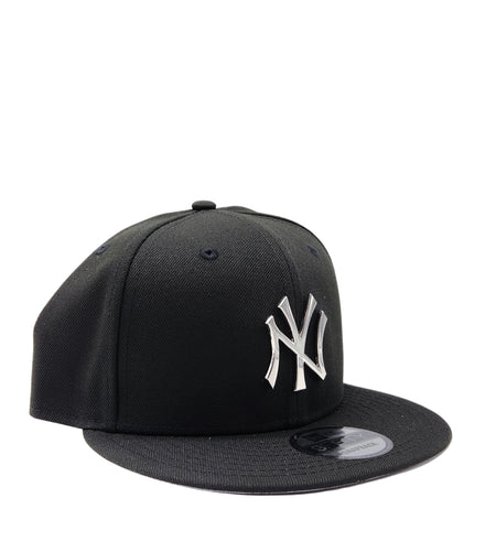 NEW ERA 9FIFTY NEW YORK YANKEES BLACK SILVER METAL BADGE SNAPBACK HAT