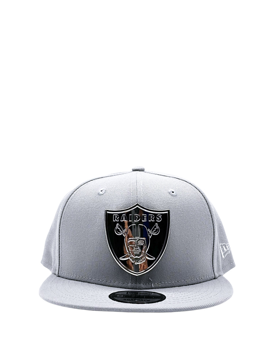 NEW ERA 9FIFTY RAIDERS GREY SILVER METAL BADGE SNAPBACK HAT