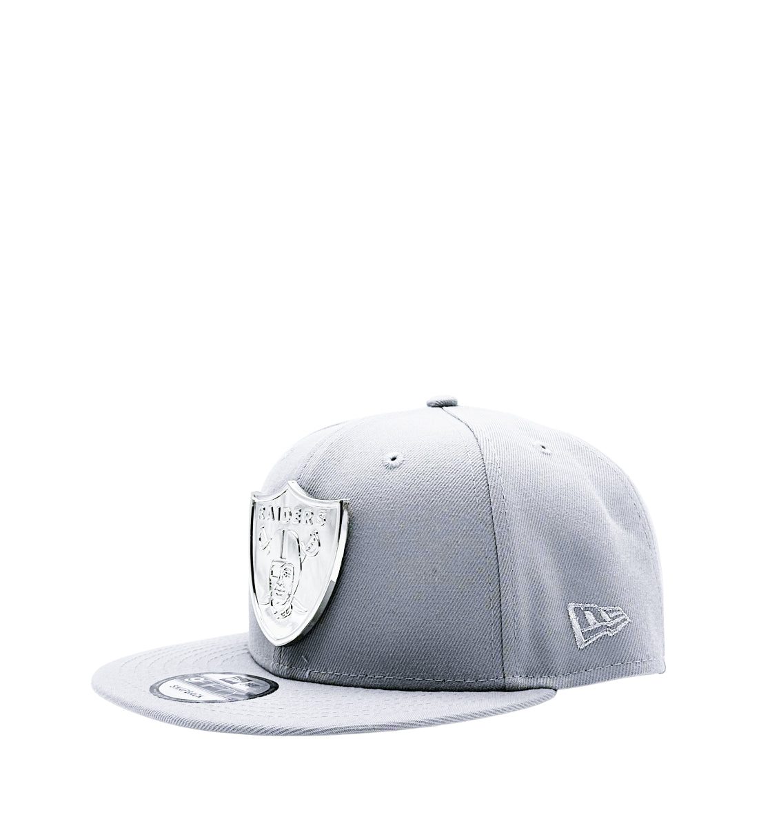 NEW ERA 9FIFTY RAIDERS GREY SILVER METAL BADGE SNAPBACK HAT