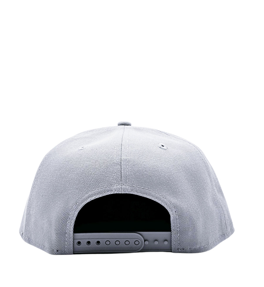 NEW ERA 9FIFTY RAIDERS GREY SILVER METAL BADGE SNAPBACK HAT