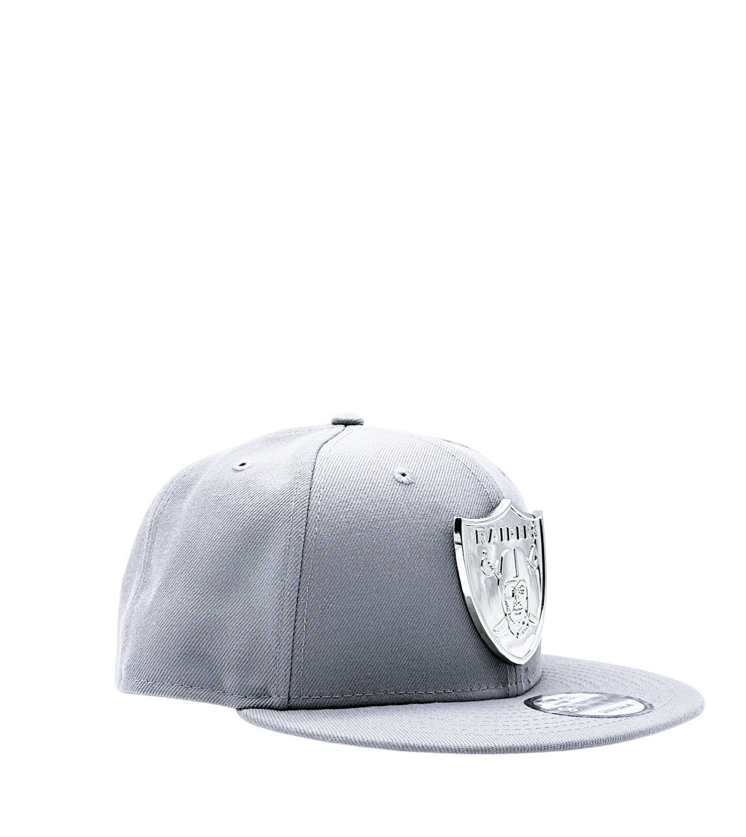 NEW ERA 9FIFTY RAIDERS GREY SILVER METAL BADGE SNAPBACK HAT