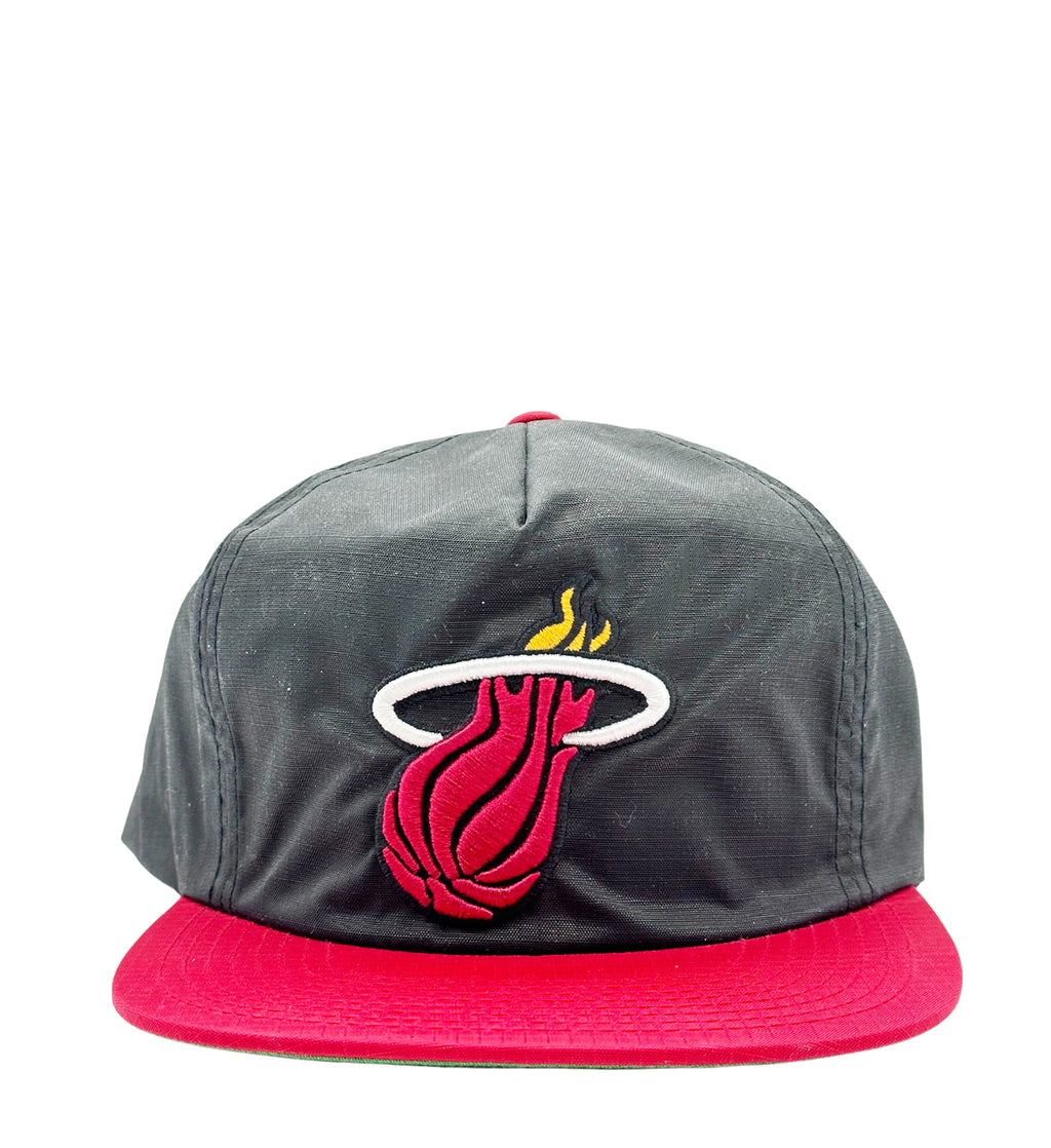 MEN`S MIAMI HEAT BLACK /RED CLASSIC SNAPBACK HAT