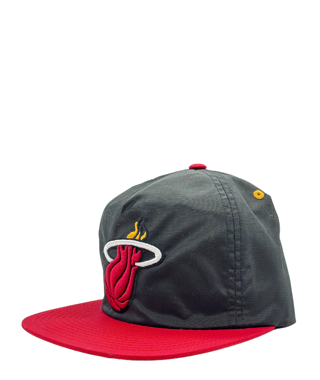 MEN`S MIAMI HEAT BLACK /RED CLASSIC SNAPBACK HAT