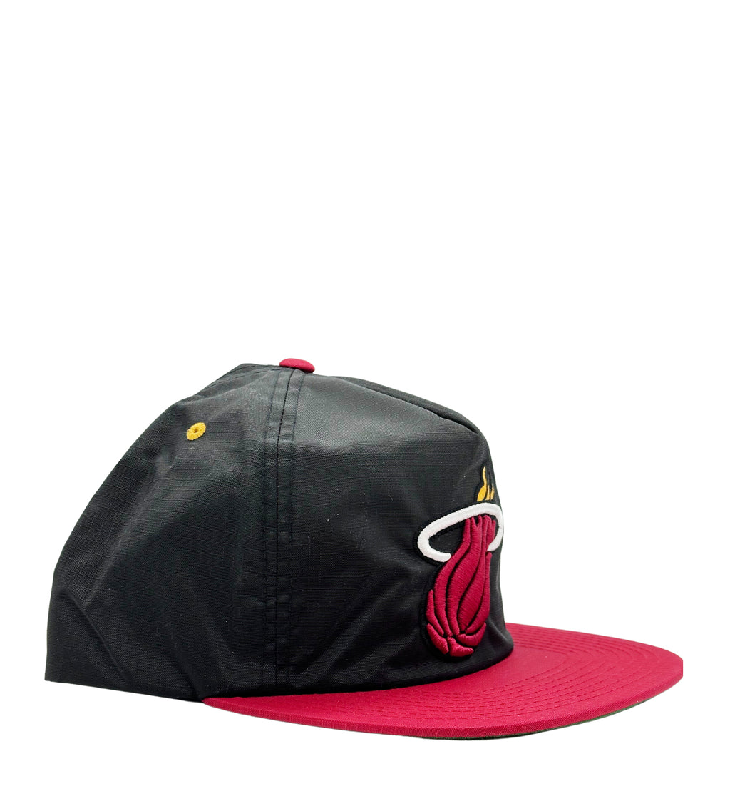 MEN`S MIAMI HEAT BLACK /RED CLASSIC SNAPBACK HAT