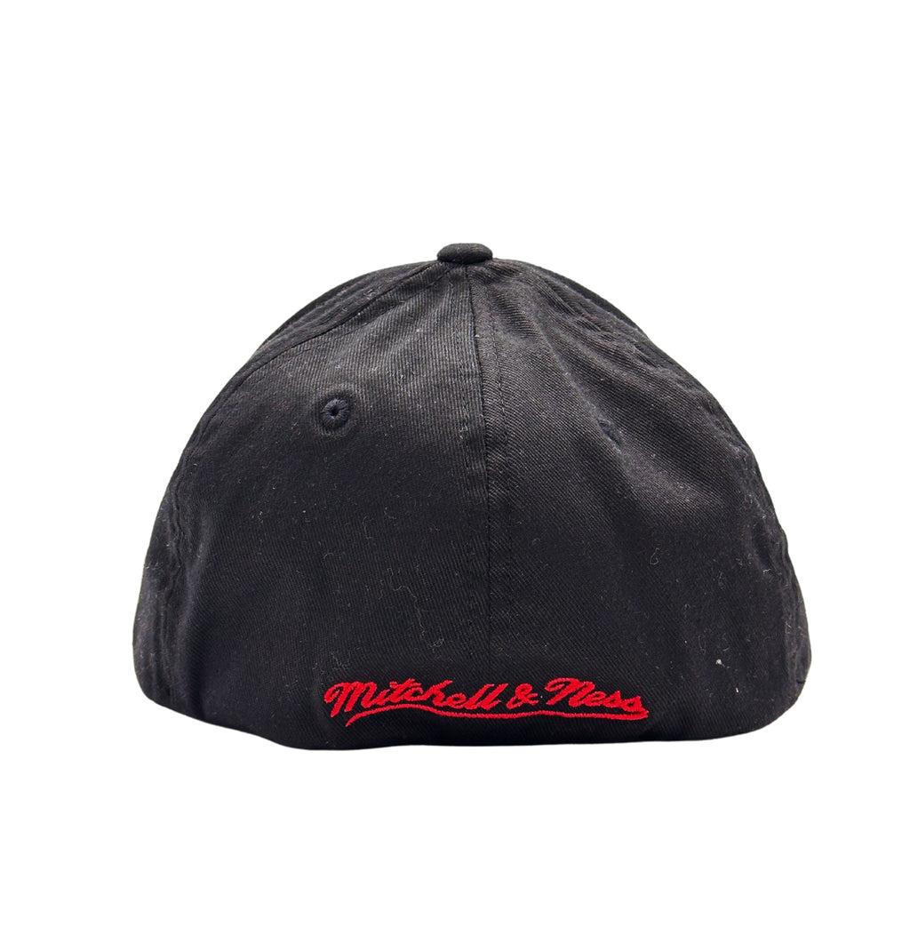 MEN'S MITCHELL & NESS CHICAGO BULLS RED/BLACK STRETCH FIT HAT