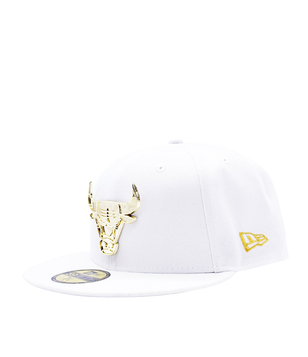 MEN'S NEW ERA 59FIFTY CHICAGO BULLS WHITE/GOLD METAL BADGE FITTED HAT