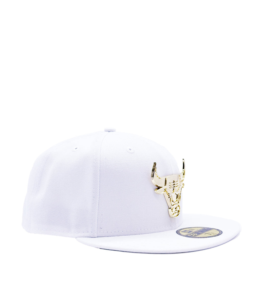 MEN'S NEW ERA 59FIFTY CHICAGO BULLS WHITE/GOLD METAL BADGE FITTED HAT